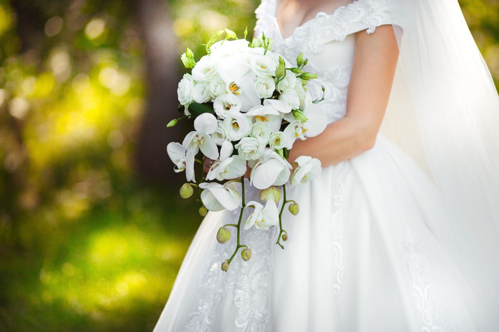 mulher-com-buque-orquideas-em-cascata