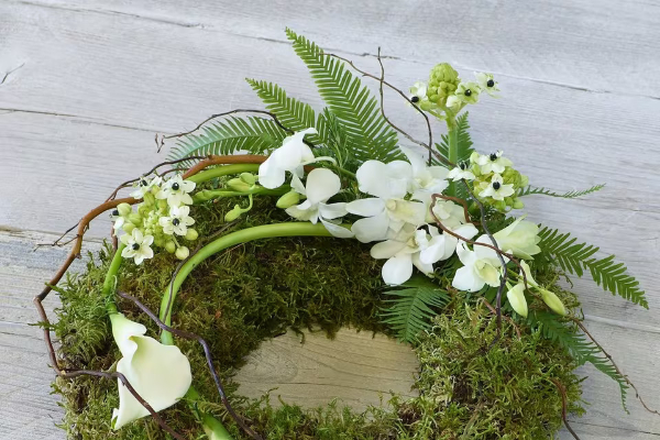 Coroa funerária com orquídeas