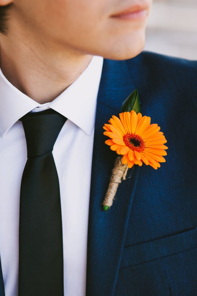 noivo-com-boutonniere-de-flor