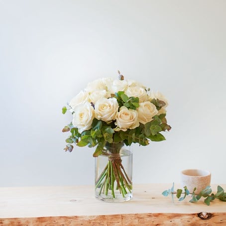 15 Short-stemmed White Roses